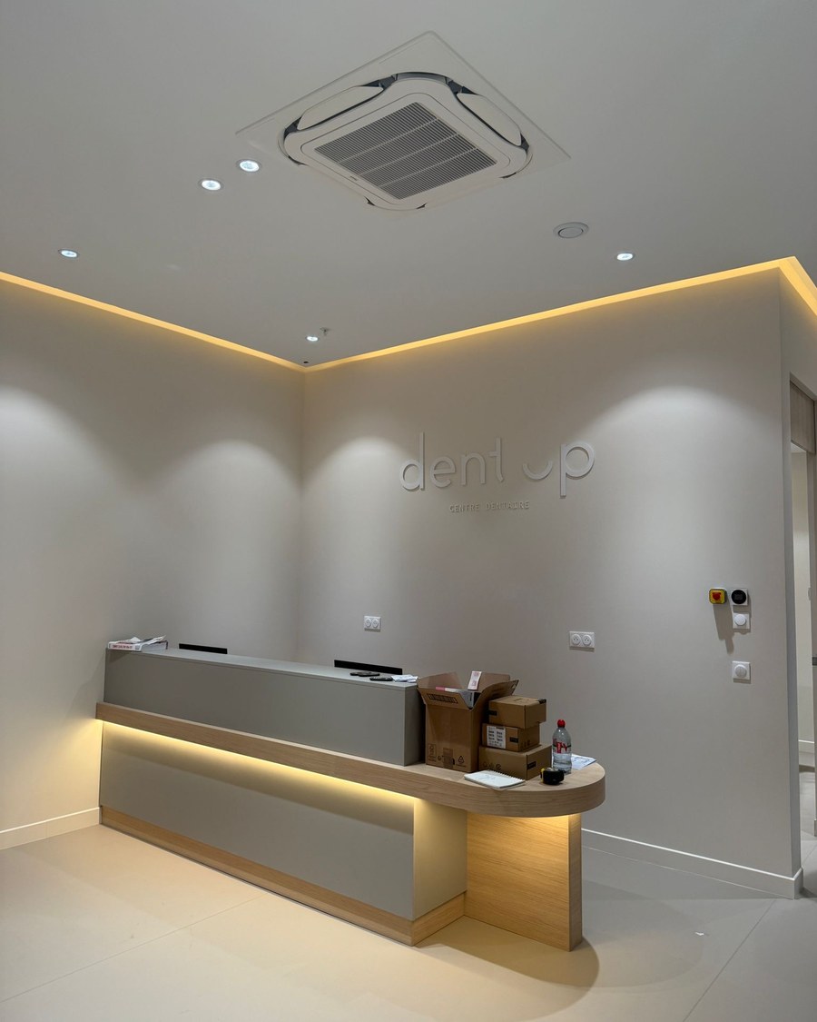 Aménagement cabinet dentaire Paris — réception centre Dent Up réalisé par Ovrance