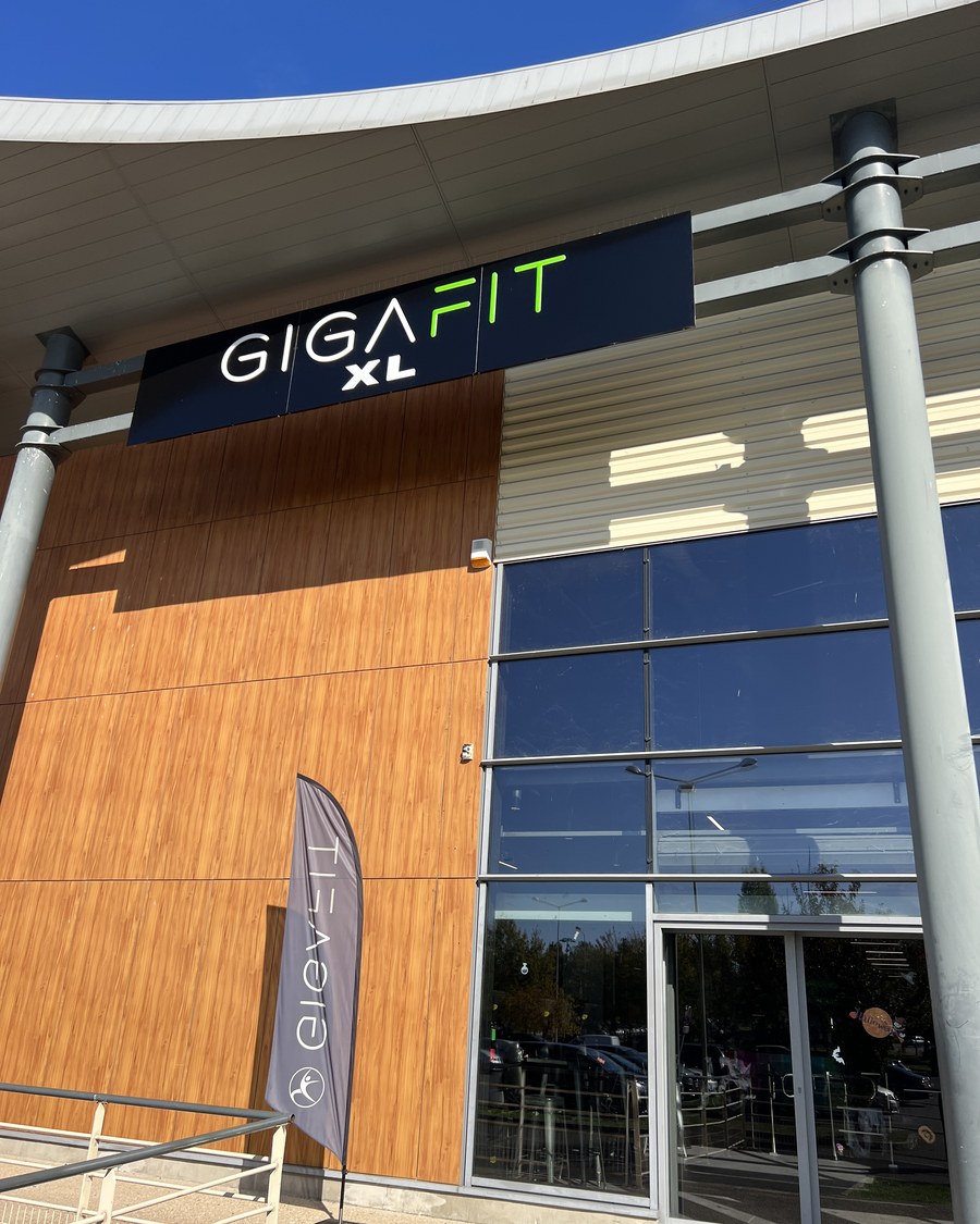 Aménagement retail Paris — devanture commerciale GIGAFIT XL réalisée par Ovrance